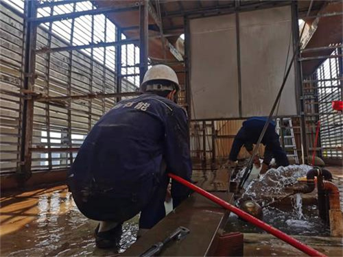 東莞涼水塔清洗填料,水池和底盆,怎樣清洗涼水塔水垢